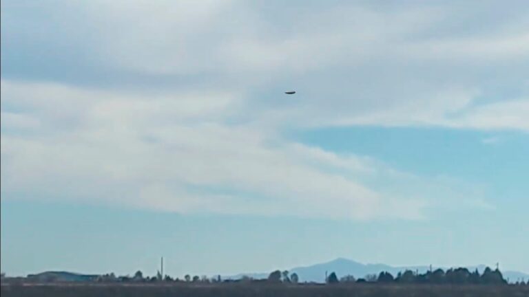 UFO Spotted Over New Mexico OVNI Flagrado no Céu do Novo México