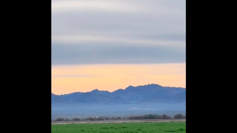 UFO Spotted Over Blythe, California OVNI Flagrado em Blythe, Califórnia