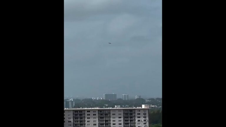 UFO Hovering Over Sunny Isles Beach, Flórida OVNI Pairando Sobre Sunny Isles Beach, Flórida