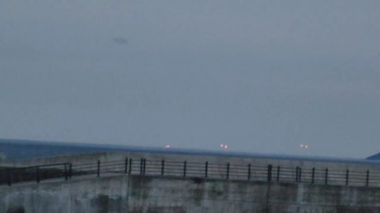 UFO Fleet Spotted Over the Sea in Korea Frota de OVNIs Flagrada Sobre o Mar na Coréia