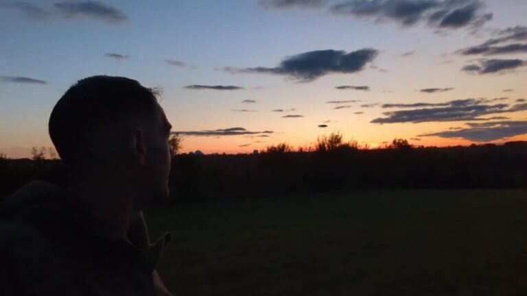 UFO Sighting Over RAF Military Base Avistamento de OVNI Sobre Base Militar da RAF na Inglaterra