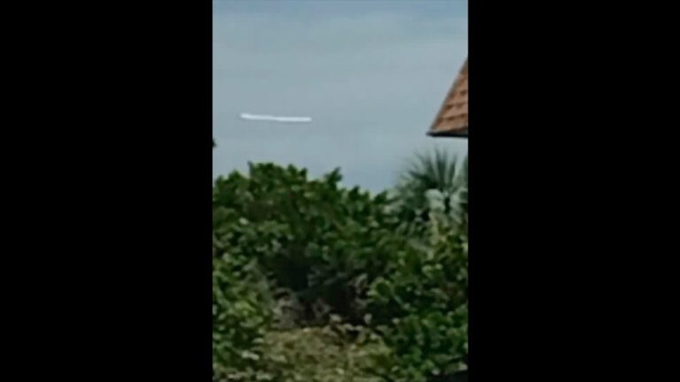 Large White Cigar UFO Over Miami Grande OVNI Charuto Branco Sobre Miami